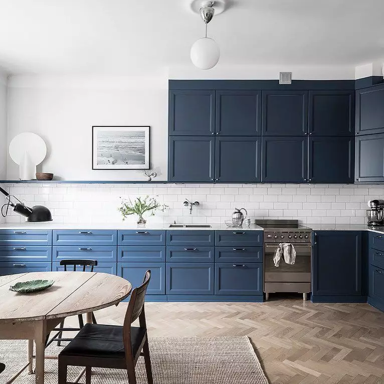 Hvitblått kjøkken (64 bilder): Funksjoner av kjøkkenhodetelefonen i hvitblå farge for kjøkkeninnredning, aksenter på veggene i lignende farger 9393_17