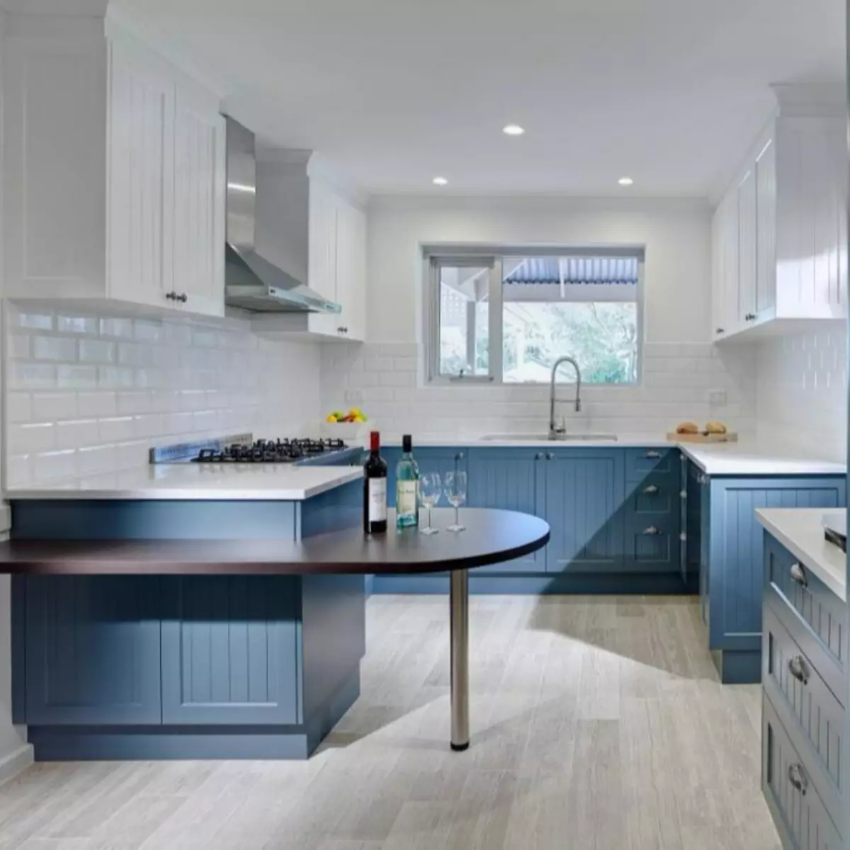 Baltā zilā virtuve (64 fotoattēli): virtuves austiņu iezīmes baltā zilā krāsā virtuves interjera dizainam, akcentiem uz sienām līdzīgām krāsām 9393_18