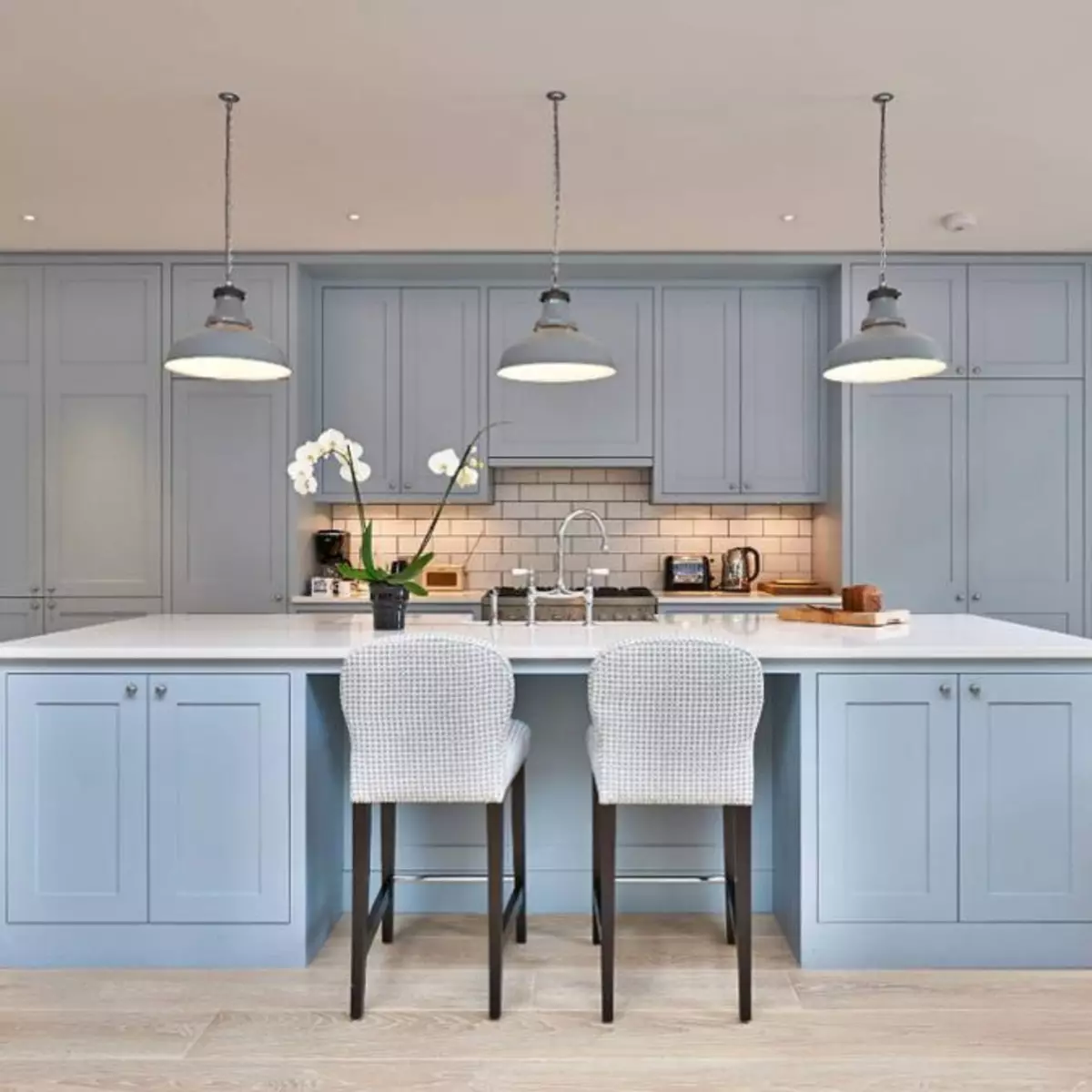 Dapur putih putih (64 foto): Ciri-ciri alat dengar dapur dalam warna putih-biru untuk reka bentuk dalaman dapur, aksen di dinding dalam warna yang sama 9393_19