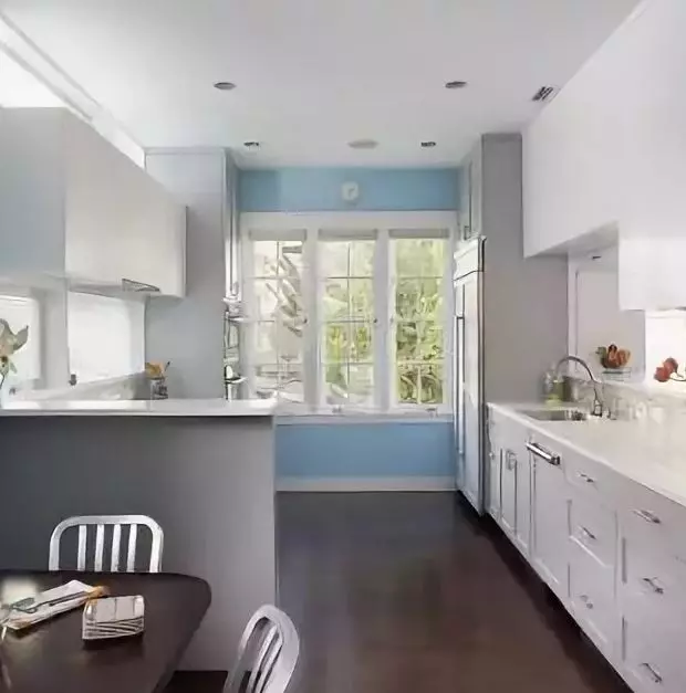 Baltā zilā virtuve (64 fotoattēli): virtuves austiņu iezīmes baltā zilā krāsā virtuves interjera dizainam, akcentiem uz sienām līdzīgām krāsām 9393_20