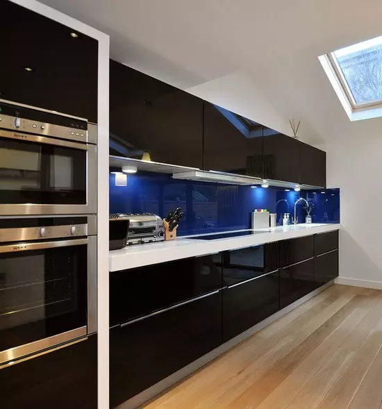 Baltā zilā virtuve (64 fotoattēli): virtuves austiņu iezīmes baltā zilā krāsā virtuves interjera dizainam, akcentiem uz sienām līdzīgām krāsām 9393_21