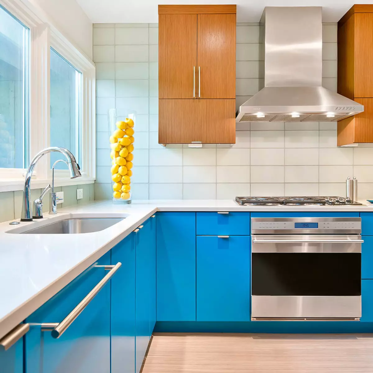 ホワイトブルーキッチン（64写真）：キッチンインテリアデザイン、様々な色の壁のアクセントのための白青い色のキッチンヘッドセットの特徴 9393_22