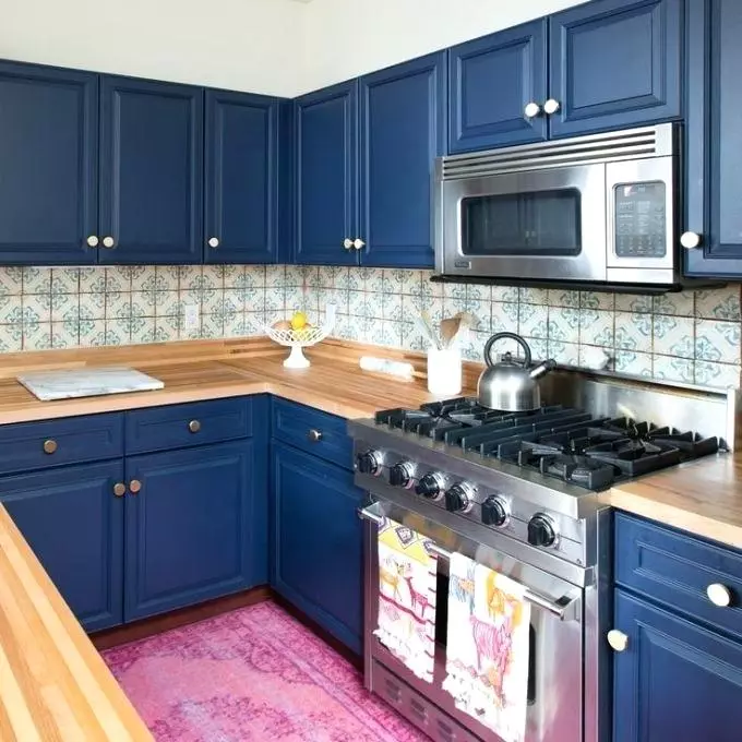 آشپزخانه سفید آبی (64 عکس): ویژگی های هدست آشپزخانه در رنگ سفید آبی برای طراحی داخلی آشپزخانه، لهجه بر روی دیوارها در رنگ های مشابه 9393_23