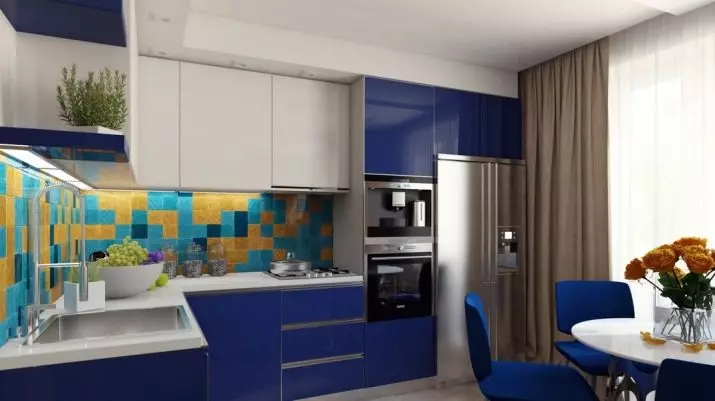 Baltā zilā virtuve (64 fotoattēli): virtuves austiņu iezīmes baltā zilā krāsā virtuves interjera dizainam, akcentiem uz sienām līdzīgām krāsām 9393_25