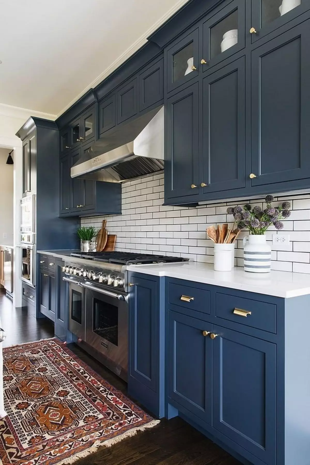 Baltā zilā virtuve (64 fotoattēli): virtuves austiņu iezīmes baltā zilā krāsā virtuves interjera dizainam, akcentiem uz sienām līdzīgām krāsām 9393_27