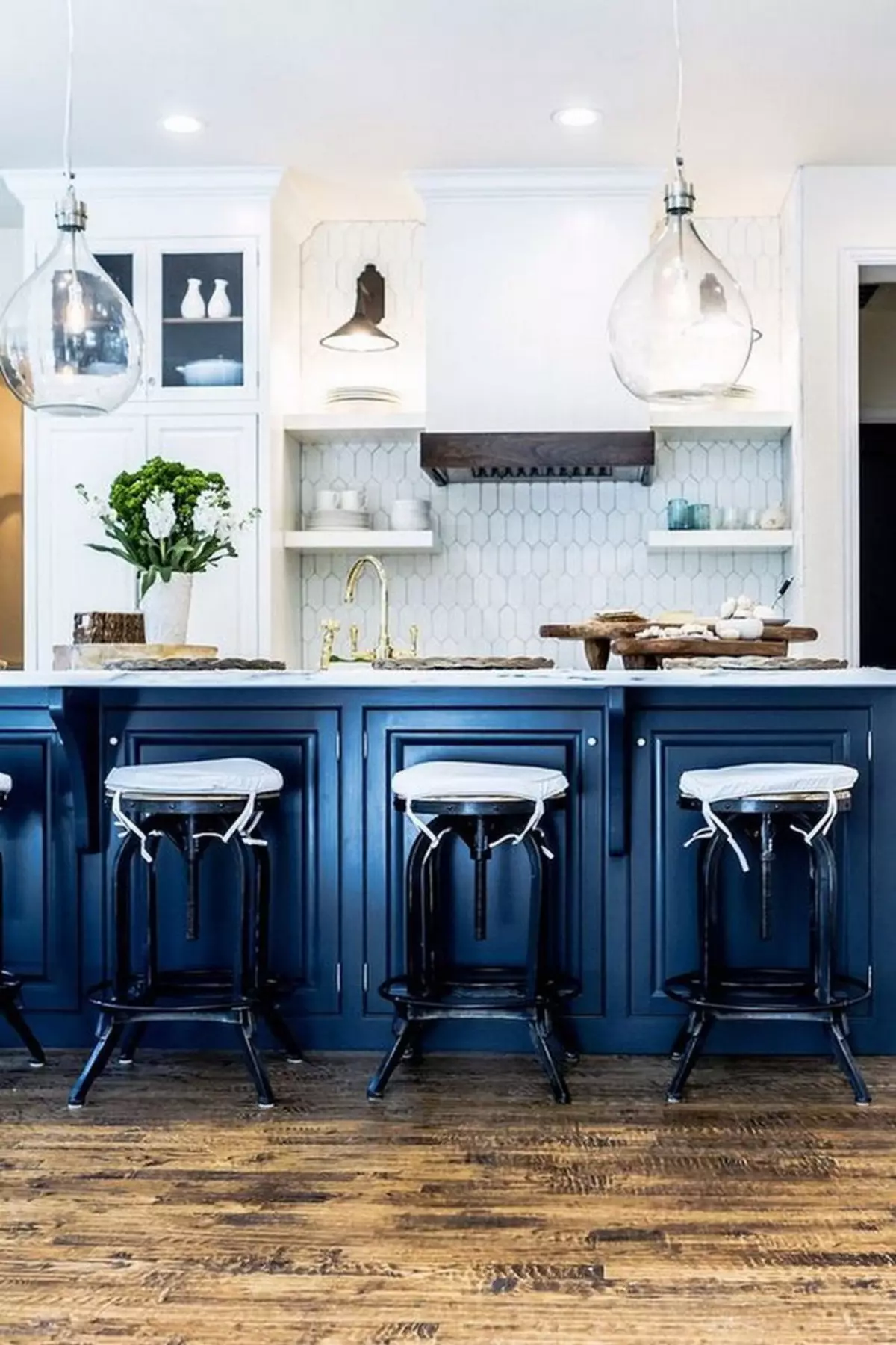 Cucina bianca-blu (64 foto): Caratteristiche dell'auricolare della cucina in colore bianco-blu per la cucina Interior design, accenti sulle pareti in colori simili 9393_29