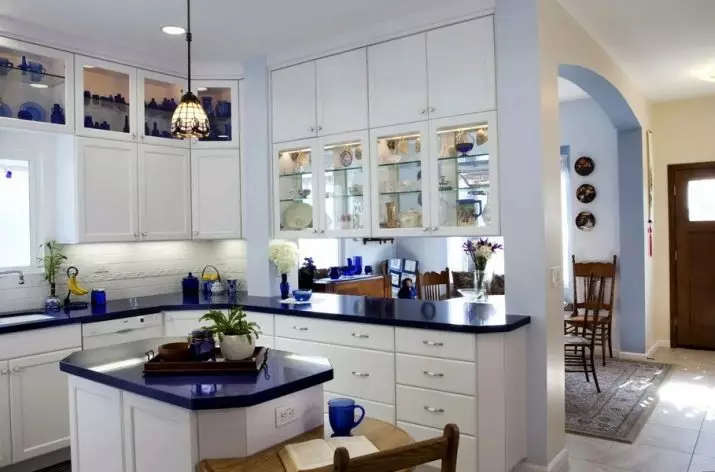 White-Blue Kitchen (64 billeder): Funktioner i køkkenhovedtelefonen i hvidblå farve til køkkenindretning, accenter på væggene i lignende farver 9393_3