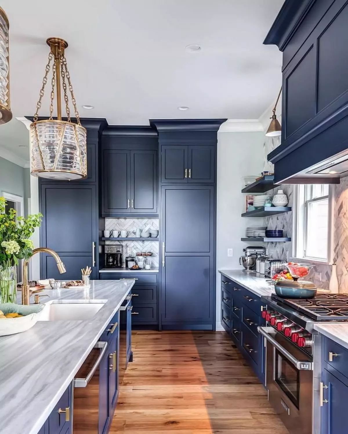 Бело-сина кујна (64 фотографии): Карактеристики на кујнските слушалки во бела-сина боја за внатрешен дизајн на кујната, акценти на ѕидовите во слични бои 9393_30