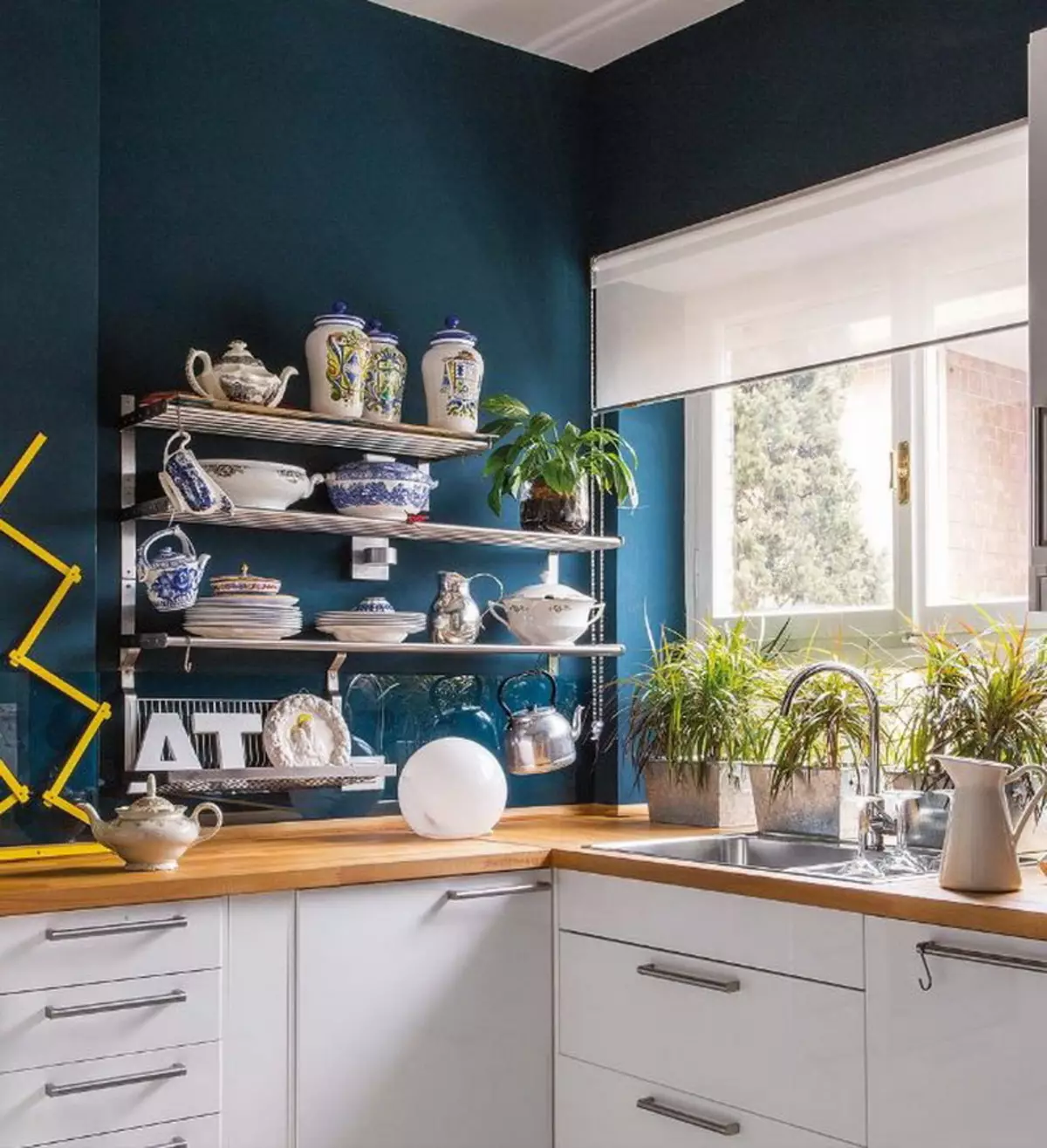 Бело-сина кујна (64 фотографии): Карактеристики на кујнските слушалки во бела-сина боја за внатрешен дизајн на кујната, акценти на ѕидовите во слични бои 9393_31