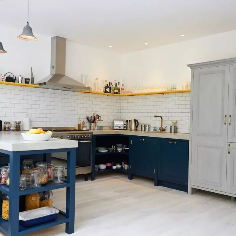 Dapur putih putih (64 foto): Ciri-ciri alat dengar dapur dalam warna putih-biru untuk reka bentuk dalaman dapur, aksen di dinding dalam warna yang sama 9393_32