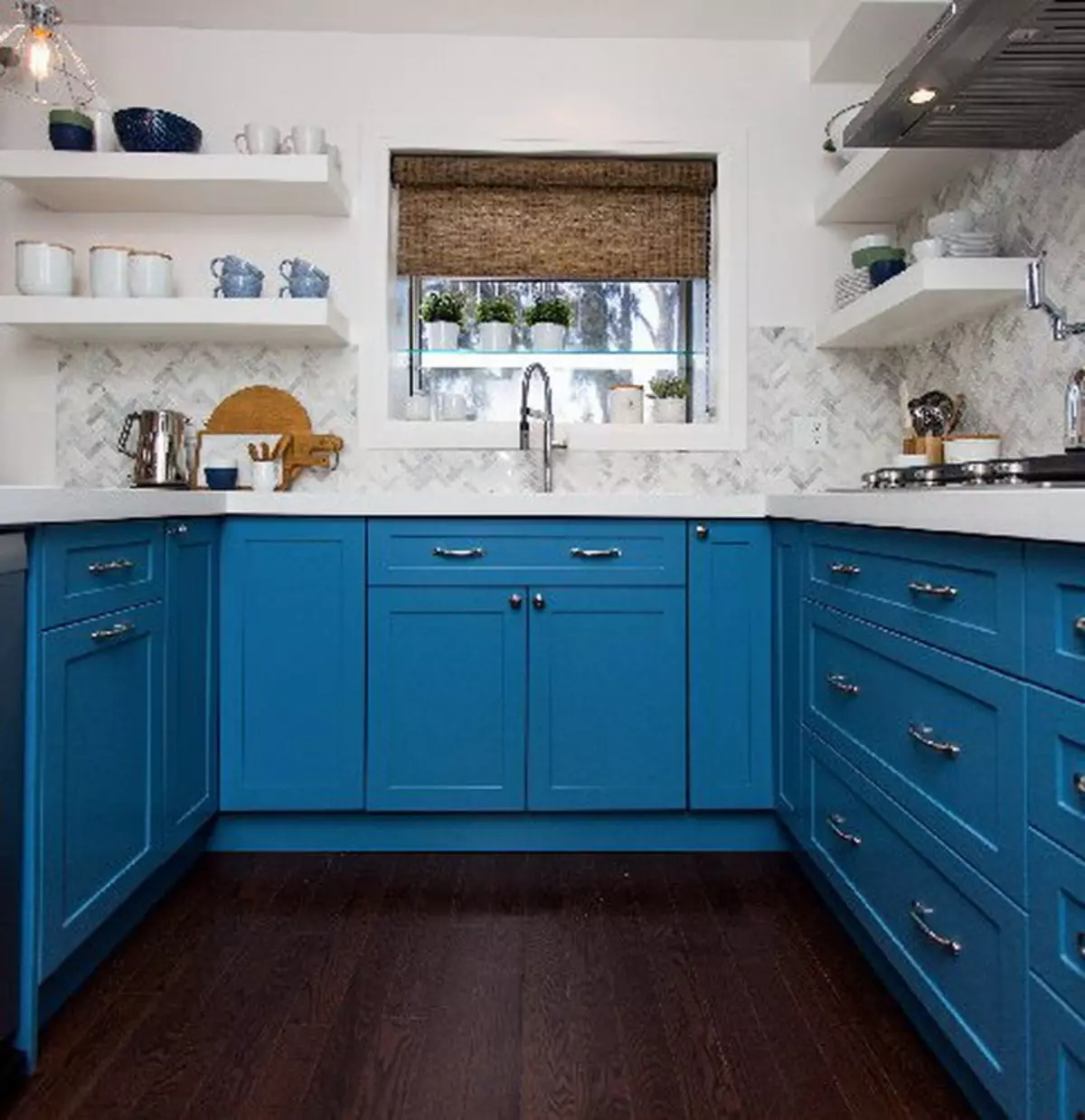 Вхите-Блуе Кухиња (64 фотографије): Карактеристике кухињске слушалице у бијелоплавој боји за дизајн ентеријера кухиње, акценти на зидовима у сличним бојама 9393_33