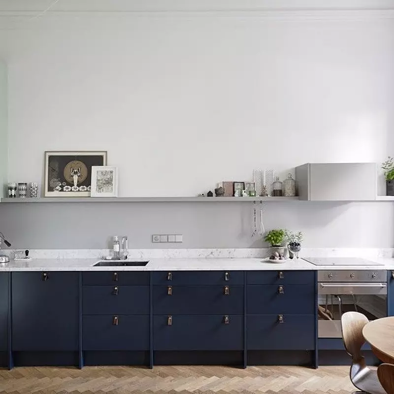 Baltā zilā virtuve (64 fotoattēli): virtuves austiņu iezīmes baltā zilā krāsā virtuves interjera dizainam, akcentiem uz sienām līdzīgām krāsām 9393_34