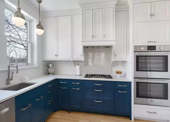 Dapur putih putih (64 foto): Ciri-ciri alat dengar dapur dalam warna putih-biru untuk reka bentuk dalaman dapur, aksen di dinding dalam warna yang sama 9393_35