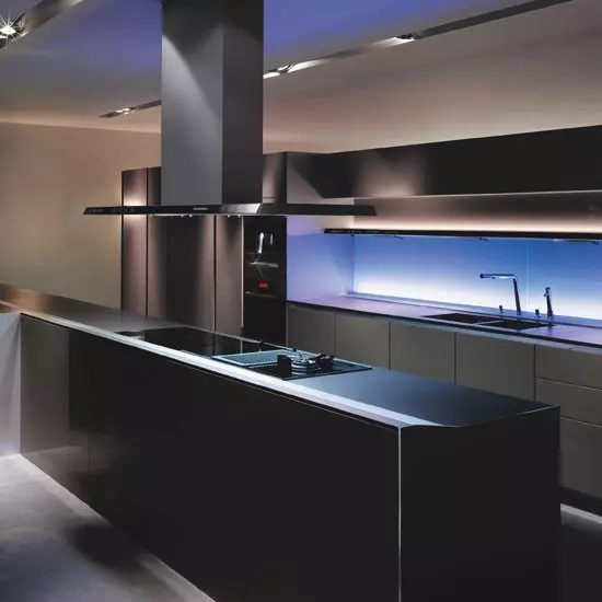 Бяло-сините кухня (64 снимки): Особености на кухня слушалките в бяло-син цвят за кухня интериорен дизайн, акценти върху стените в подобни цветове 9393_37
