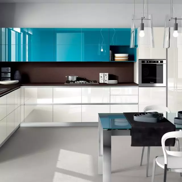 Cucina bianca-blu (64 foto): Caratteristiche dell'auricolare della cucina in colore bianco-blu per la cucina Interior design, accenti sulle pareti in colori simili 9393_38