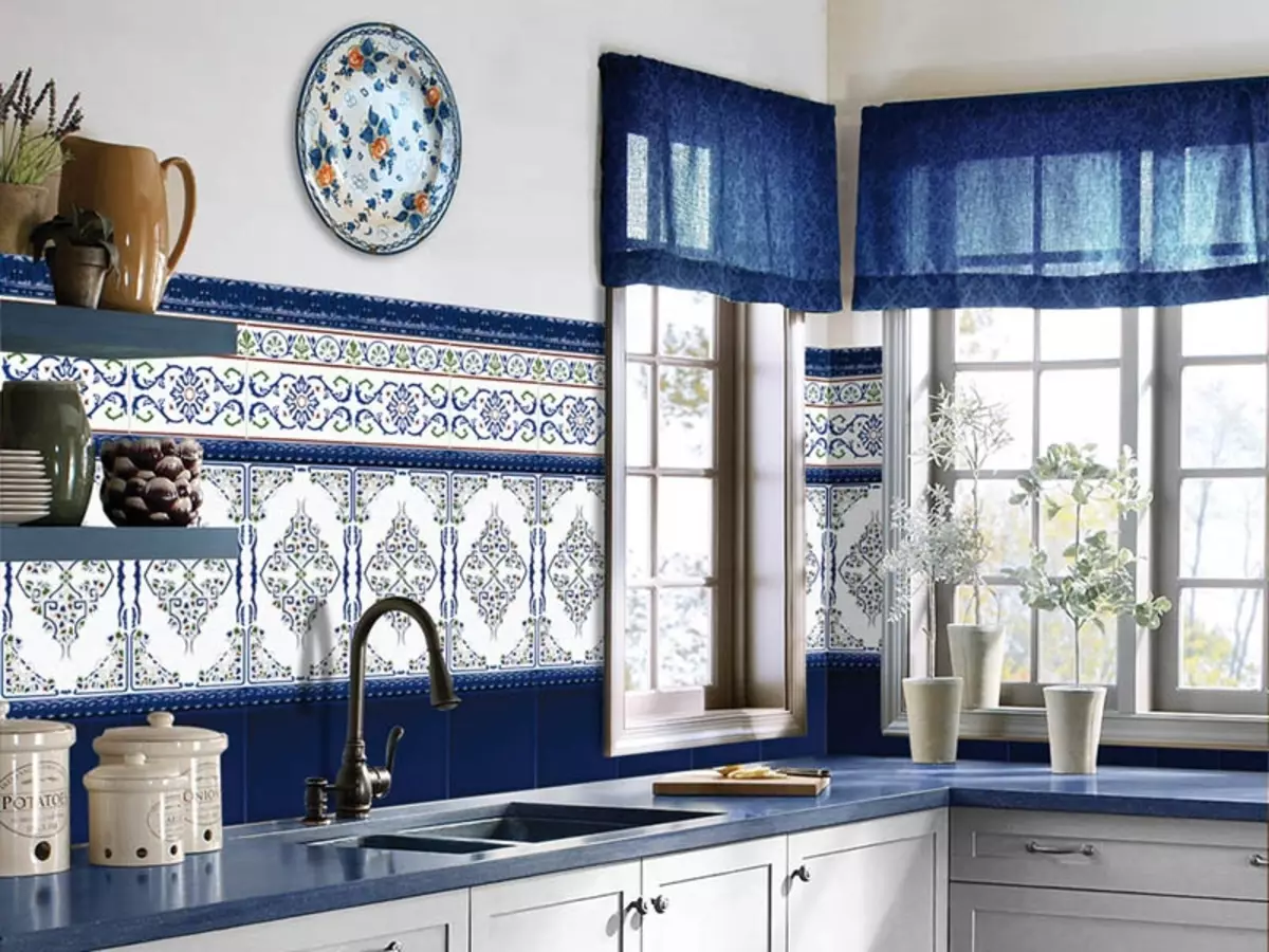 Baltā zilā virtuve (64 fotoattēli): virtuves austiņu iezīmes baltā zilā krāsā virtuves interjera dizainam, akcentiem uz sienām līdzīgām krāsām 9393_39