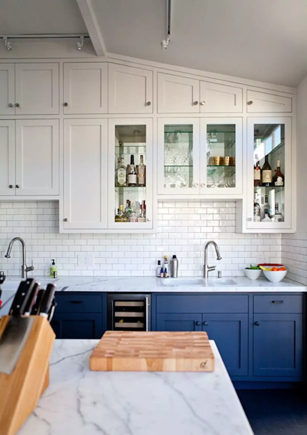 Biało-niebieska kuchnia (64 zdjęcia): Cechy zestawu słuchawkowego kuchennego w kolorze biało-niebieskim do projektowania wnętrz kuchni, akcenty na ścianach w podobnych kolorach 9393_4