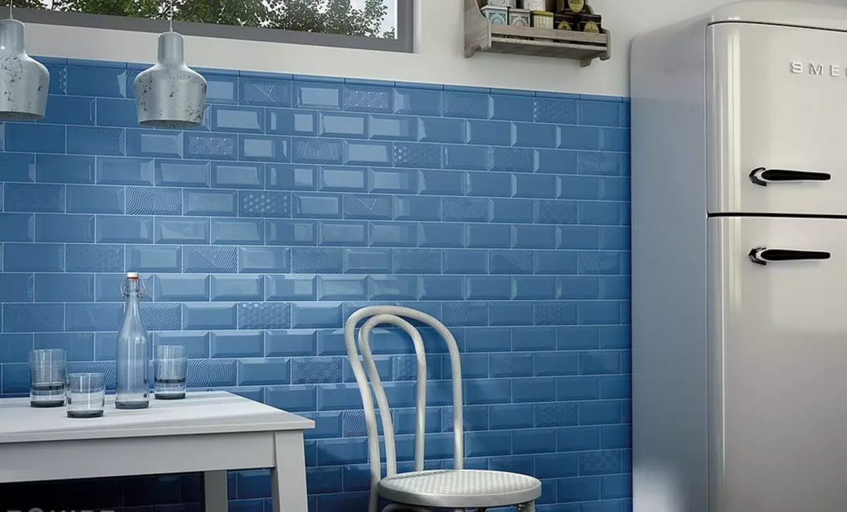 Бяло-сините кухня (64 снимки): Особености на кухня слушалките в бяло-син цвят за кухня интериорен дизайн, акценти върху стените в подобни цветове 9393_41