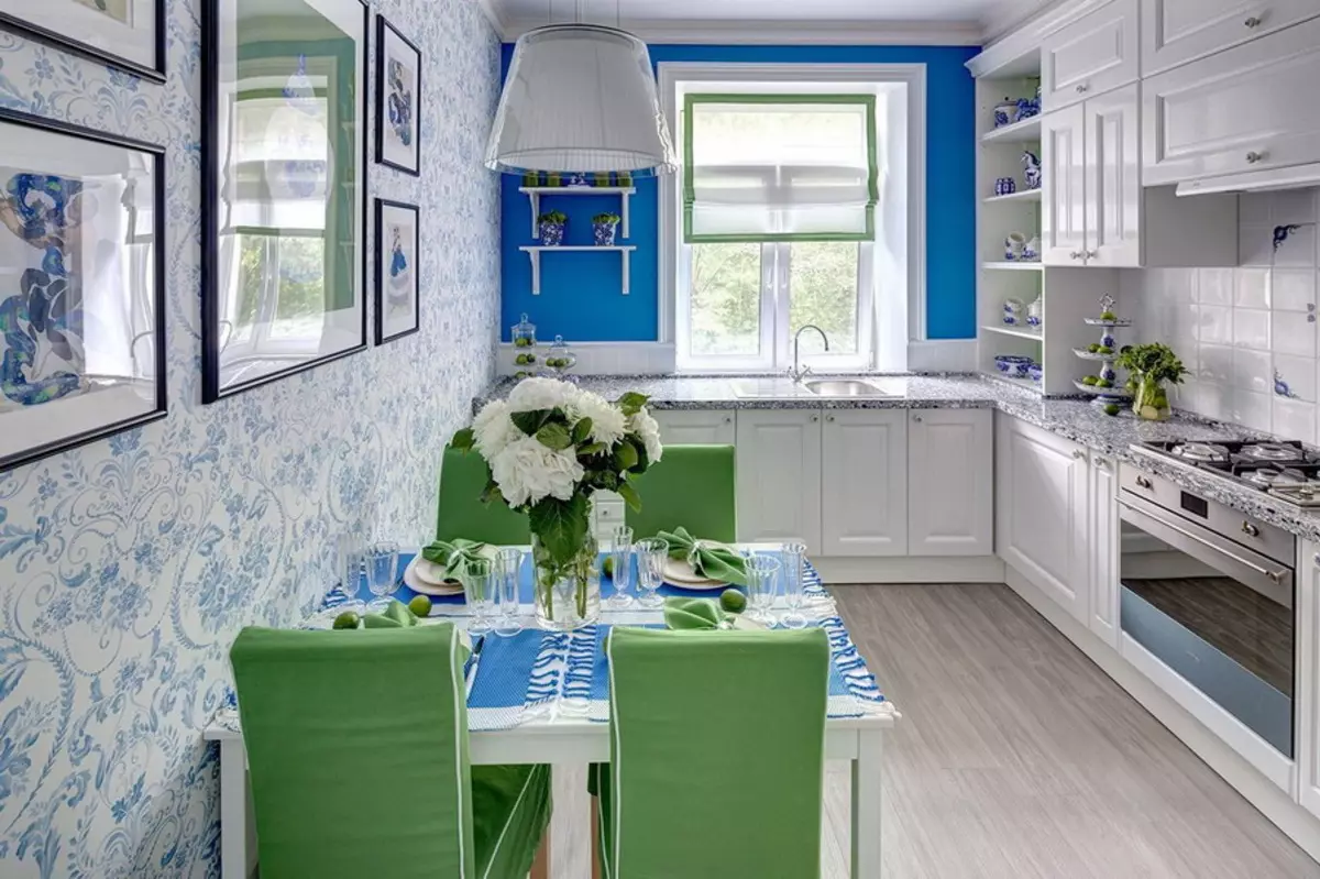 Baltā zilā virtuve (64 fotoattēli): virtuves austiņu iezīmes baltā zilā krāsā virtuves interjera dizainam, akcentiem uz sienām līdzīgām krāsām 9393_42