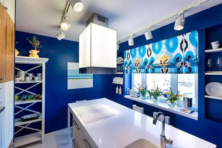 White-blue kitchen (64 photos): Features of the kitchen headset in white-blue color for kitchen interior design, accents on the walls in similar colors 9393_44