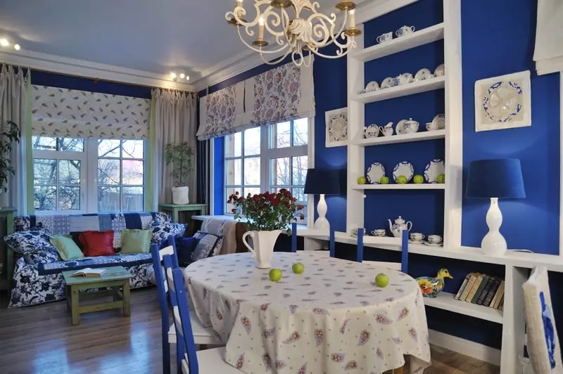 Baltā zilā virtuve (64 fotoattēli): virtuves austiņu iezīmes baltā zilā krāsā virtuves interjera dizainam, akcentiem uz sienām līdzīgām krāsām 9393_45
