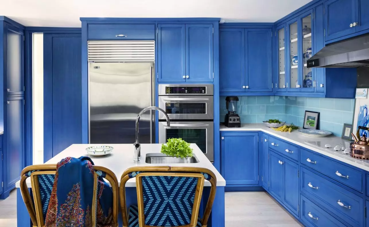 Fehér-kék konyha (64 fotók): A konyhai fülhallgató jellemzői fehér-kék színben a konyhai belsőépítészethez, hasonló színekben lévő falakon 9393_46