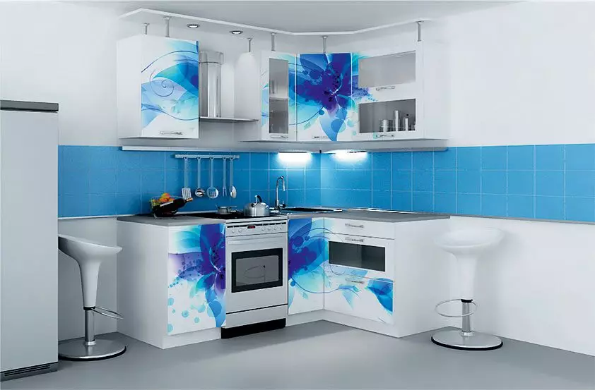 Baltā zilā virtuve (64 fotoattēli): virtuves austiņu iezīmes baltā zilā krāsā virtuves interjera dizainam, akcentiem uz sienām līdzīgām krāsām 9393_48