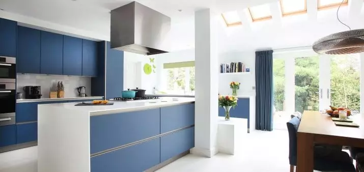 Baltā zilā virtuve (64 fotoattēli): virtuves austiņu iezīmes baltā zilā krāsā virtuves interjera dizainam, akcentiem uz sienām līdzīgām krāsām 9393_55