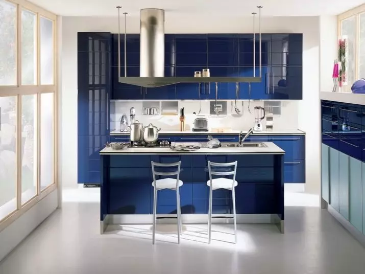 Dapur Bodas-biru (64 Poto): fitur headset dapur dina warna bodas-biru pikeun desain interior dapur, aksen dina dompét dina warna anu sami 9393_56