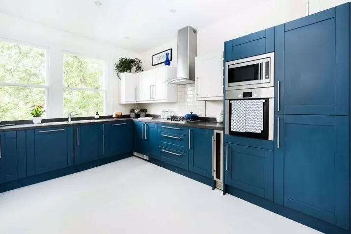 Hvitblått kjøkken (64 bilder): Funksjoner av kjøkkenhodetelefonen i hvitblå farge for kjøkkeninnredning, aksenter på veggene i lignende farger 9393_57