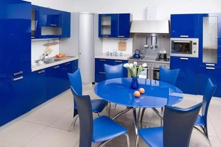Cucina bianca-blu (64 foto): Caratteristiche dell'auricolare della cucina in colore bianco-blu per la cucina Interior design, accenti sulle pareti in colori simili 9393_59
