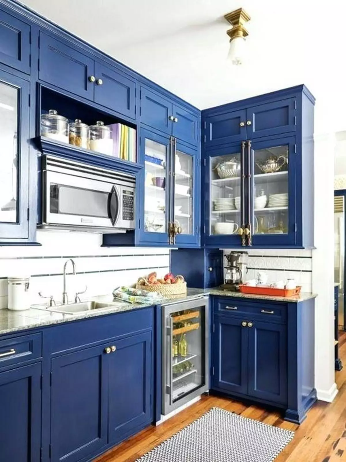 Бело-сина кујна (64 фотографии): Карактеристики на кујнските слушалки во бела-сина боја за внатрешен дизајн на кујната, акценти на ѕидовите во слични бои 9393_6
