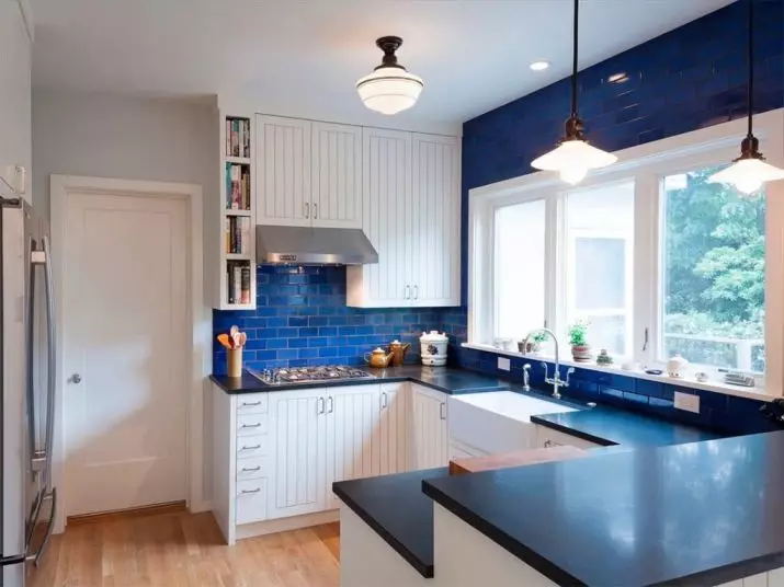 Baltā zilā virtuve (64 fotoattēli): virtuves austiņu iezīmes baltā zilā krāsā virtuves interjera dizainam, akcentiem uz sienām līdzīgām krāsām 9393_60