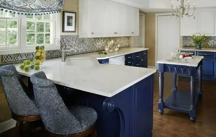 Бяло-сините кухня (64 снимки): Особености на кухня слушалките в бяло-син цвят за кухня интериорен дизайн, акценти върху стените в подобни цветове 9393_61