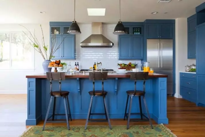 Baltā zilā virtuve (64 fotoattēli): virtuves austiņu iezīmes baltā zilā krāsā virtuves interjera dizainam, akcentiem uz sienām līdzīgām krāsām 9393_63