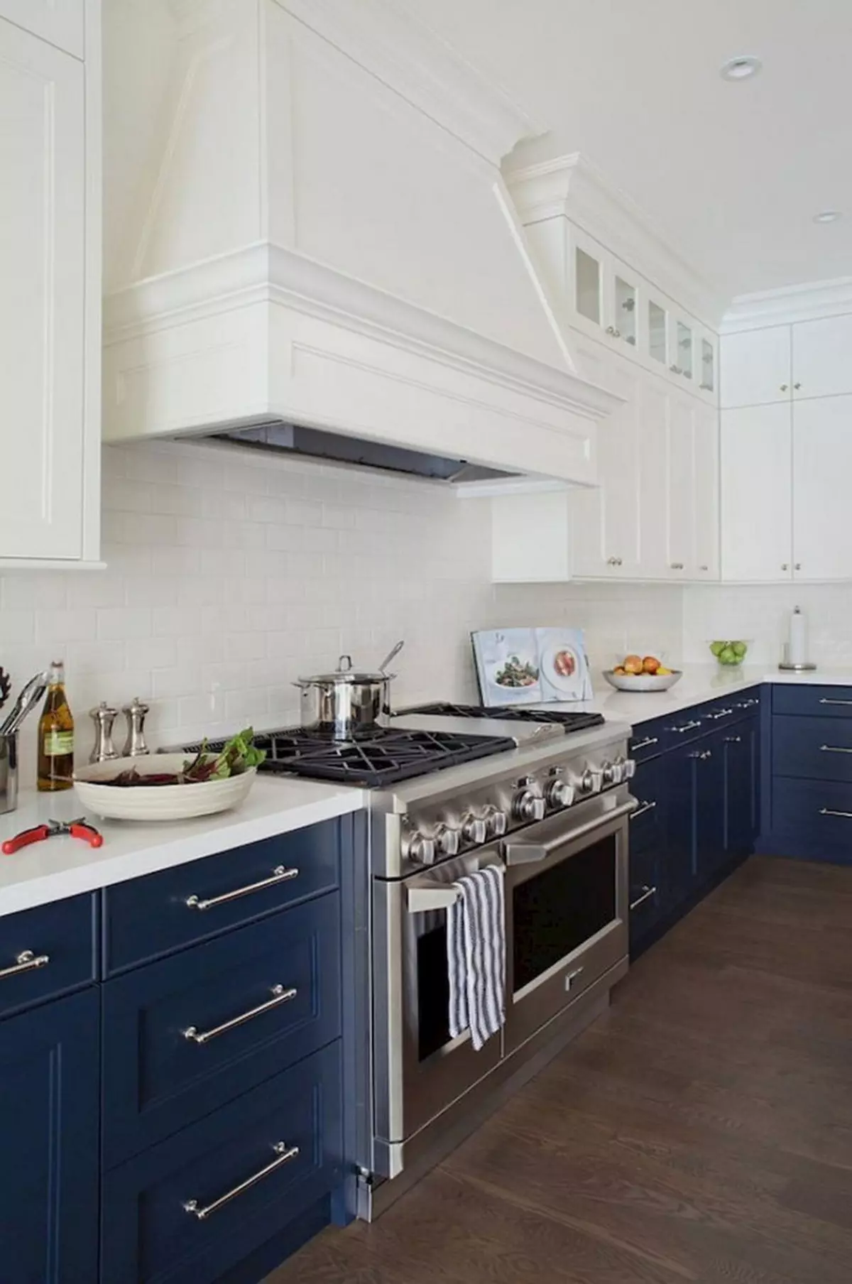 Cucina bianca-blu (64 foto): Caratteristiche dell'auricolare della cucina in colore bianco-blu per la cucina Interior design, accenti sulle pareti in colori simili 9393_7