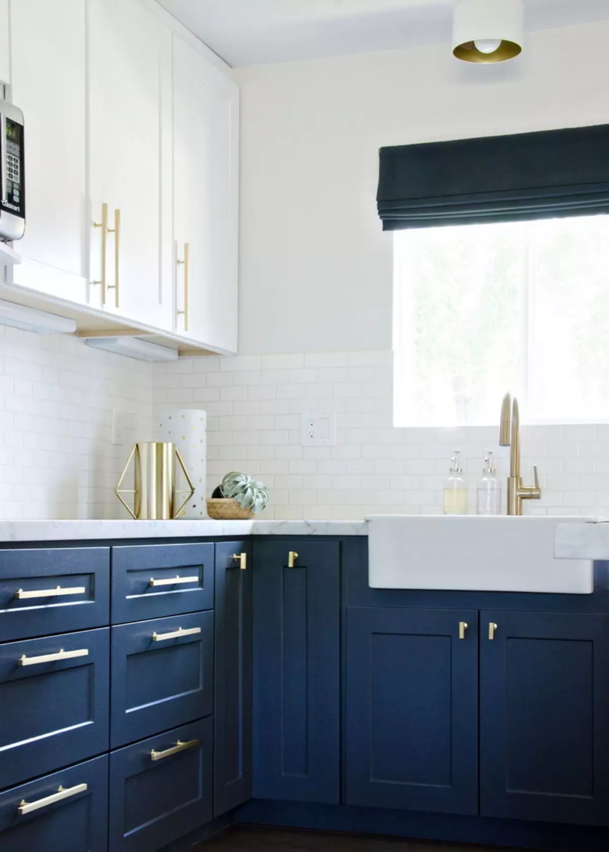 Baltā zilā virtuve (64 fotoattēli): virtuves austiņu iezīmes baltā zilā krāsā virtuves interjera dizainam, akcentiem uz sienām līdzīgām krāsām 9393_8