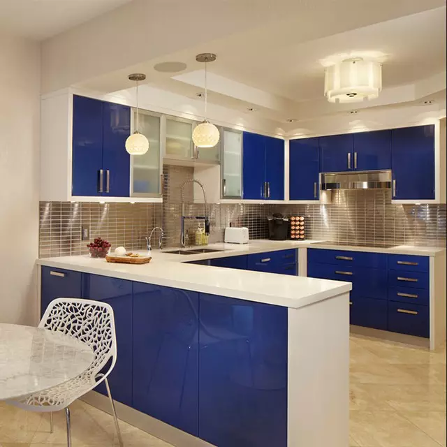 Λευκή μπλε κουζίνα (64 φωτογραφίες): Χαρακτηριστικά του ακουστικού κουζίνας σε λευκό-μπλε χρώμα για σχεδιασμό εσωτερικού χώρου κουζίνας, τόνους στους τοίχους σε παρόμοια χρώματα 9393_9