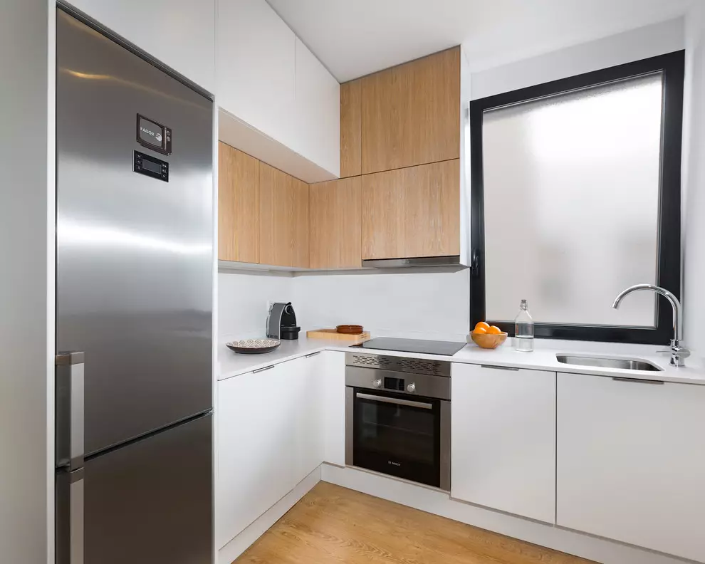 Konyhai tervezés 6 négyzetméter. m hűtőszekrénnyel (75 fotók): konyha belső 6 négyzetméter hűtőszekrénnyel, konyha tervezési projektek 6 négyzetek 9415_25