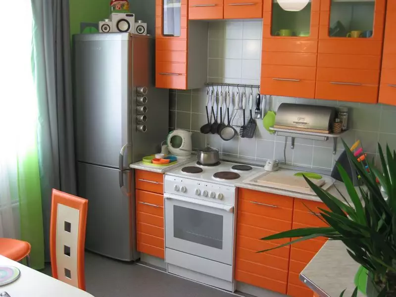 Virtuves dizains 6 kvadrātmetri. m ar ledusskapi (75 fotogrāfijas): virtuves interjers 6 kvadrātmetri ar ledusskapi, virtuves plānošanas projekti 6 kvadrātu 9415_26