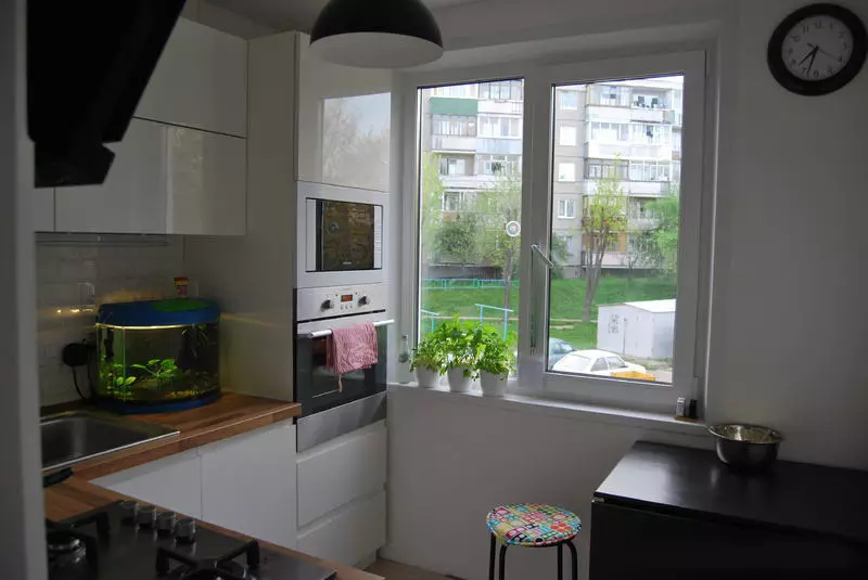 Kuchyňský design 6m². m s lednicí (75 fotek): kuchyňský interiér 6m² s lednicí, projekty plánování kuchyně 6 čtverců 9415_43