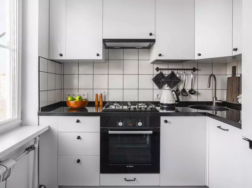 Deseño de cociña 6 metros cadrados. m con unha neveira (75 fotos): cociña de cociña 6 metros cadrados con neveira, proxectos de planificación de cociña 6 cadrados 9415_51
