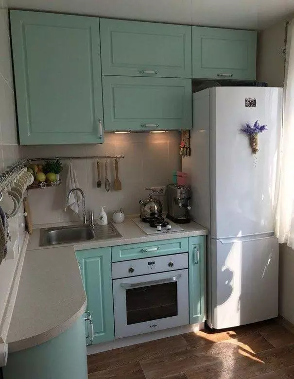 Virtuves dizains 6 kvadrātmetri. m ar ledusskapi (75 fotogrāfijas): virtuves interjers 6 kvadrātmetri ar ledusskapi, virtuves plānošanas projekti 6 kvadrātu 9415_54