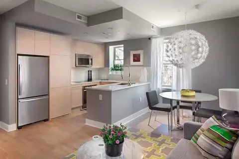 एक बेडरूम अपार्टमेंट में रसोई डिजाइन (58 फोटो): ओडनुष्का में एक अलग रसोईघर डिजाइन करने के विकल्प, 1 कमरे के अपार्टमेंट में एक साधारण रसोईघर का इंटीरियर 9416_16