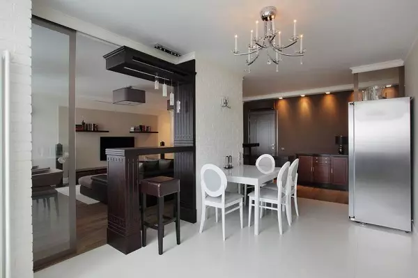 Dizajn kuzhine në një apartament dhomë gjumi (58 foto): Opsionet për projektimin e një kuzhinë të veçantë në odnushka, një brendshme e thjeshtë kuzhinë në një apartament 1-dhoma 9416_31