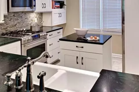 Konyha tervezés egy hálószobás apartman (58 fotó): options tervezéséhez külön konyha a odnushka, egy egyszerű konyha belső egy 1 szobás lakás 9416_45