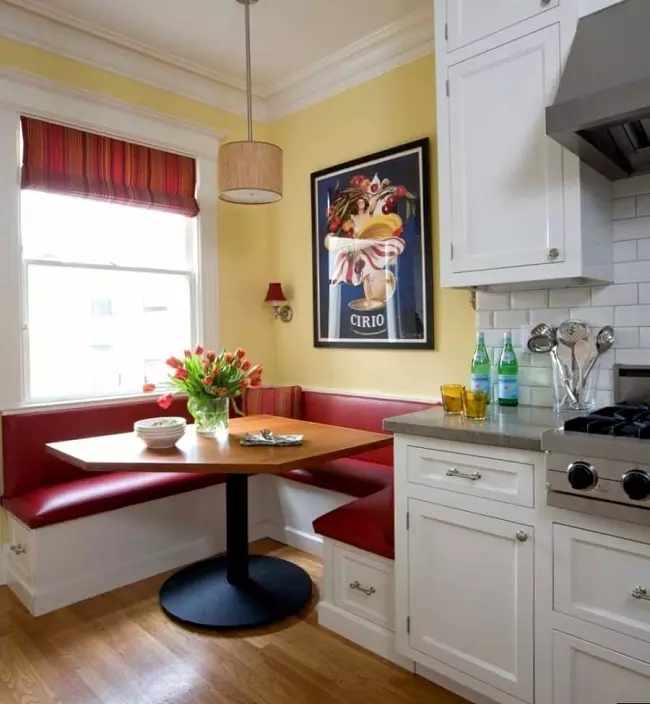Design de cozinha em apartamento com um quarto (58 fotos): opções para projetar uma cozinha separada no Odnushka, um interior de cozinha simples em um apartamento de 1 quarto 9416_49