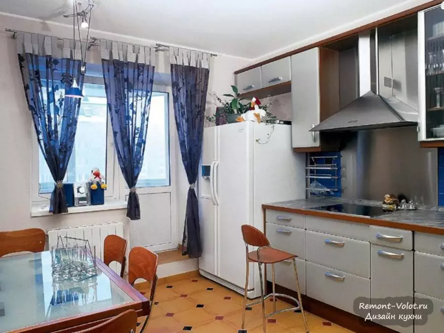 Kuchynský dizajn s balkónom (62 fotografií): Originálne riešenia v interiéri s prístupom k loggie. Rozloženie kuchyne s balkónom dvere 9417_13