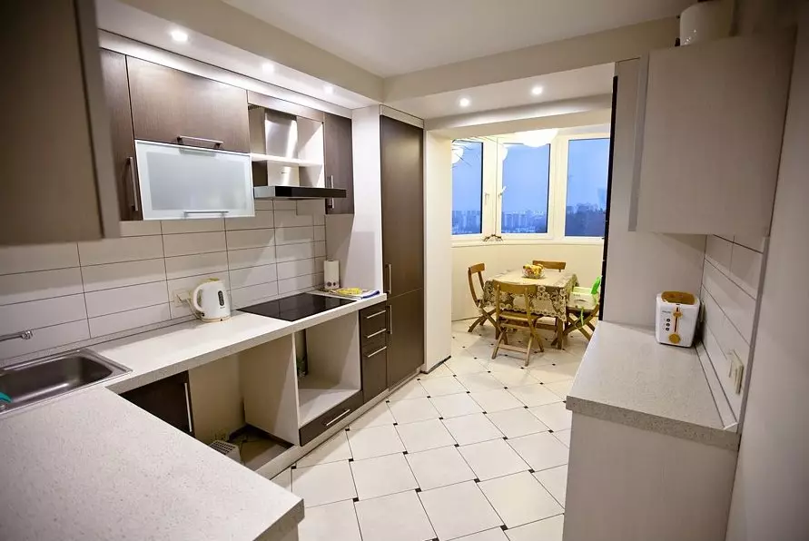 Кухня дизайн с балкон (62 снимки): Оригинален кухненски интериорни решения, които имат достъп до лоджия. Кухня оформление с балконска врата 9417_32