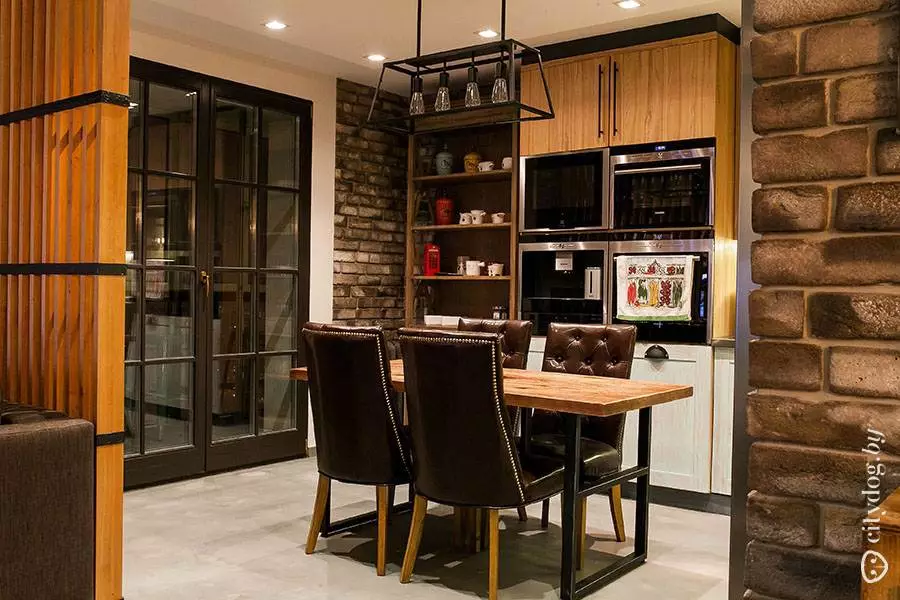Thiết kế nhà bếp với ban công (62 ảnh): Giải pháp nội thất nhà bếp ban đầu với quyền truy cập vào loggia. Bố trí nhà bếp với cánh cửa ban công 9417_38